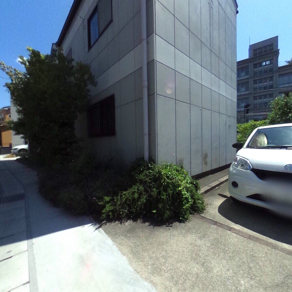 写真:スクエア緑の建物全景