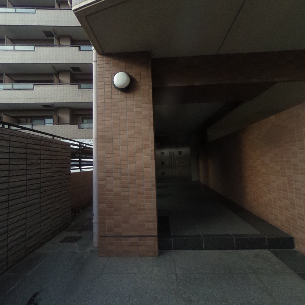 写真：マンションリバーサイドの建物全景