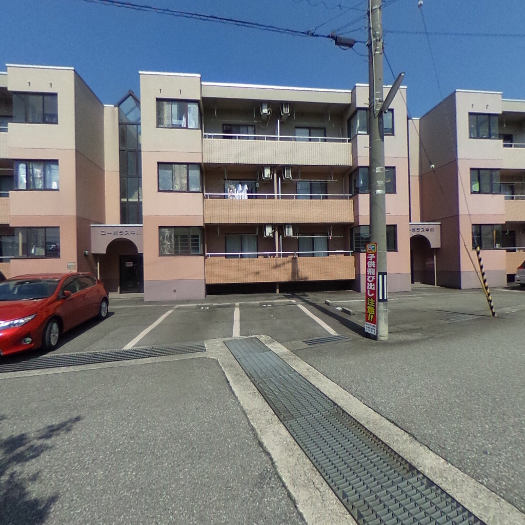 写真:コーポラス中川の建物全景